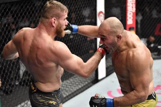 Glover Teixeira e Jan Blachowicz receberam suspensões médicas distintas no UFC 267 — Foto: Getty Images
