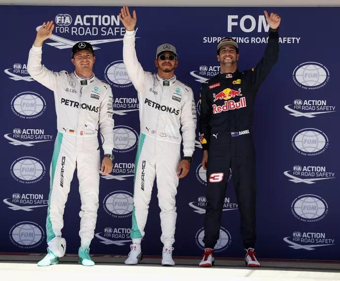 Lewis Hamilton, entre Nico Rosberg e Daniel Ricciardo, após treino classificatório para GP dos EUA (Foto: AFP)