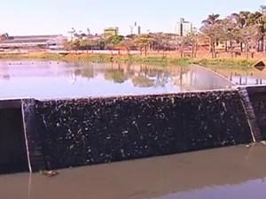 Vertedouro da represa está mais seco do que de costume (Foto: Reprodução/ TV TEM)