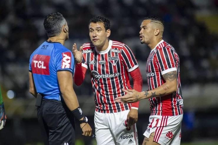 Pablo e Luciano reclamam com árbitro em Bragantino x São Paulo — Foto: Diogo Reis/AGIF