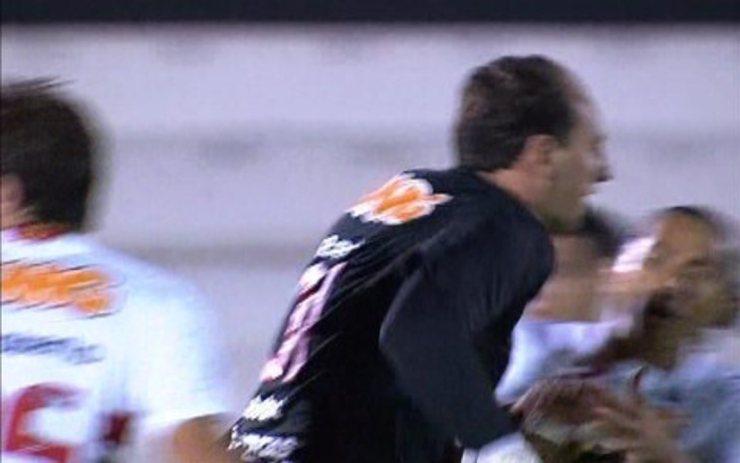 Veja o gol 99 de Rogério Ceni, contra o Paulista