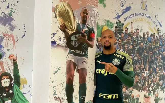 Corredor do vestiário da Academia com imagem de Felipe Melo com a taça de campeão paulista — Foto: Reprodução/Instagram