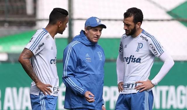 Antônio Carlos e Edu Dracena conversa com o auxiliar Carlos Pracidelli — Foto: Cesar Greco / Ag. Palmeiras