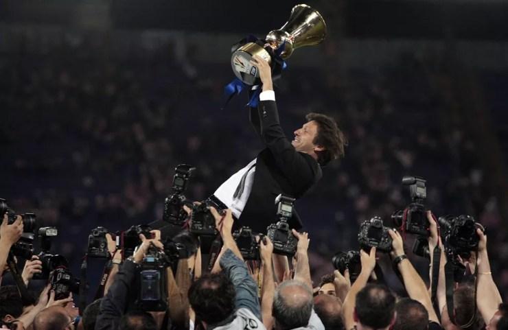Leonardo com o troféu da Copa da Itália pela Inter de Milão em 2011: ele foi o último brasileiro numa das cinco grandes ligas (Foto: AP )