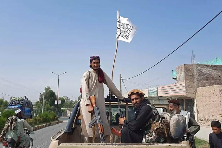 Membros do Talibã na província de Laghman, Afeganistão, em 15 de agosto de 2021 — Foto: AFP