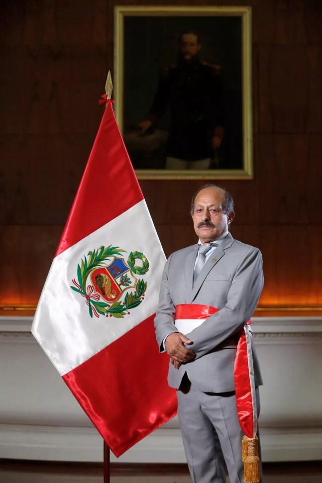 Héctor Valer, em imagem de 1º de fevereiro, após assumir o cargo de primeiro-ministro do Peu — Foto: Divulgação/Presidência do Peru via Reuters