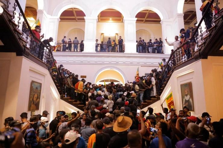Manifestantes invadem a residência oficial do presidente do Sri Lanka, Gotabaya Rajapaksa, em Colombo, em 9 de julho de 2022 — Foto: Dinuka Liyanawatte/Reuters