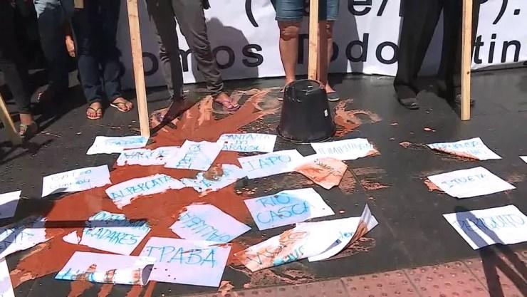 Manifestantes são contra decisão que suspendeu processo criminal sobre desastre de Mariana (Foto: Reprodução/TV Globo)