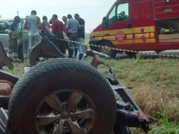 Cinco pessoas estavam no veículo no momento do acidente (Foto: Divulgação/Corpo de Bombeiros)