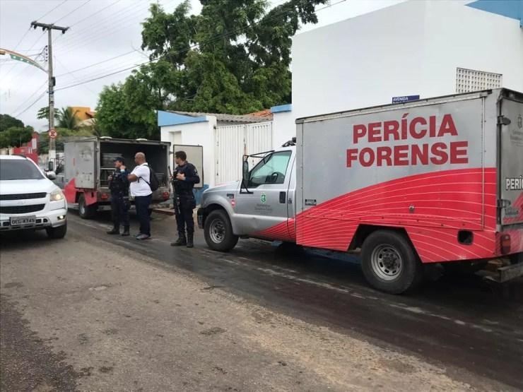 Vítimas de tiroteio foram levadas para Perícia Forense em Milagres, no Ceará — Foto: Edson Freitas 