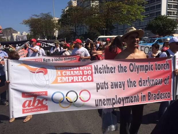 Manifestantes exibiam faixas em Copacabana criticando os jogos olímpicos (Foto: Henrique Coelho / G1)