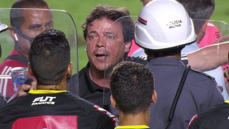 Expulso, Fernando Diniz deixa o campo muito irritado com tempo de acréscimos dado pelo árbitro