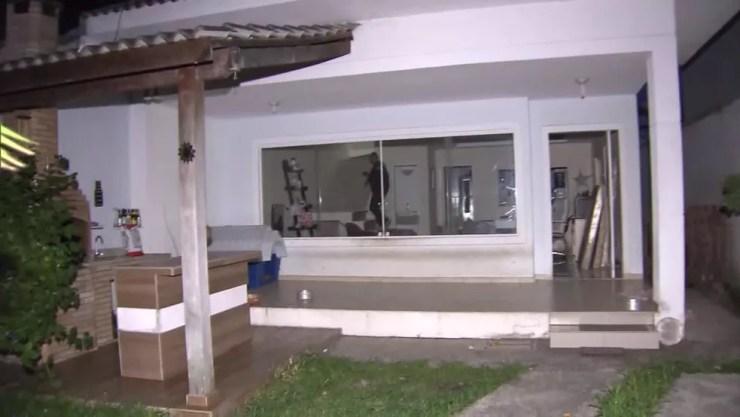 Casal preso no início da manhã em uma casa em Vargem Grande realizavam fraudes bancárias pela internet — Foto: Reprodução / TV Globo