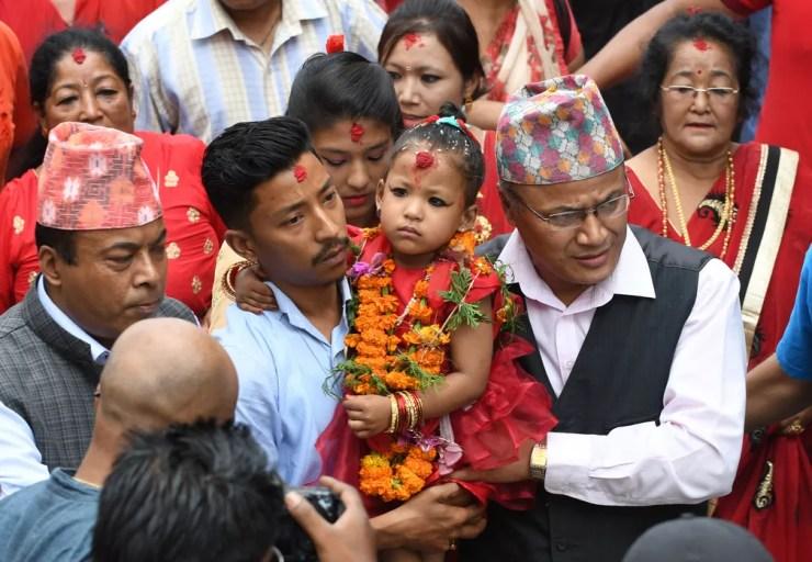Trisnha Shakya, nova 'deusa viva' no Nepal, é levada por seu pai a palácio onde ficará reclusa pelos próximos 9 anos (Foto: PRAKASH MATHEMA / AFP)