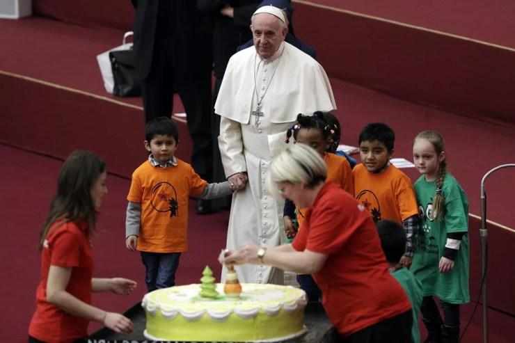 O Papa recebeu o bolo no domingo (16), véspera de seu aniversário de 82 anos. — Foto: AP Photo/Gregorio Borgia