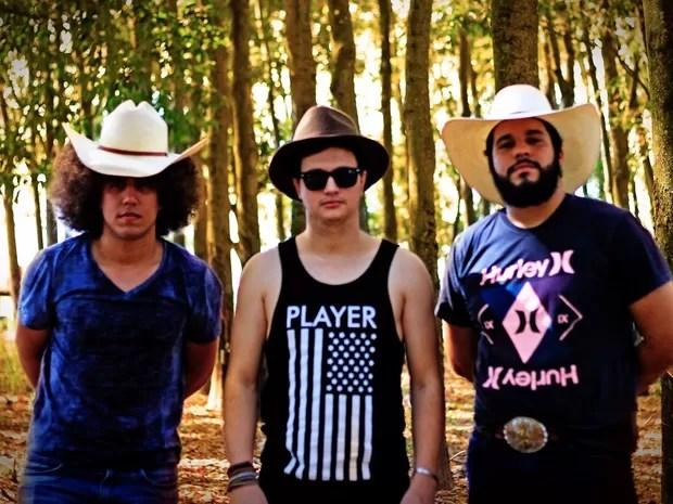 Caíque Tunes, Wesley Martin e Pedro Lima no dia em que gravaram um vídeoclipe (Foto: Thiago Tridapalli)