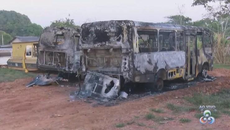Ônibus foram incendiados na garagem de secretaria de Educação, em Porto Acre (Foto: Reprodução/Rede Amazônica Acre)