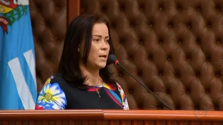 Ex-funcionária, Alessandra da Silva, foi ouvida durante uma sessão na Câmara de Assis  (Foto: Reprodução/TV TEM)