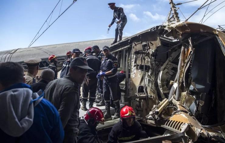 Defesa Civil do Marrocos trabalha em local de acidente de trem nesta terça-feira (16) em Bouknadel, perto da capital Rabat — Foto: Fadel Senna/ AFP