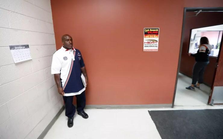 Bobby Hines aguarda para falar com seu agente de condicional em Detroit, no dia 12 de setembro  (Foto: AP Photo/Paul Sancya)