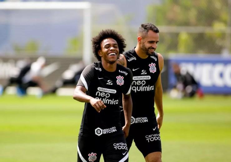 Willian e Renato Augusto, sorridentes, em treino do Corinthians — Foto: Rodrigo Coca / Ag.Corinthians