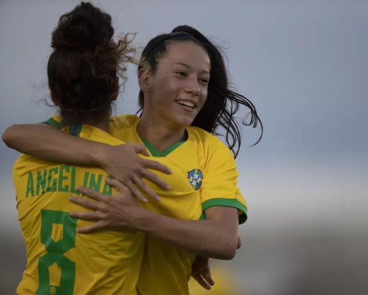 Angelina e Bruninha comemoram um dos gols do Brasil contra a Argentina — Foto: Talita Gouvêa / CBF