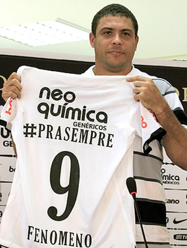 Camisa do Corinthians que Ronaldo ganhou no dia de sua aposentadoria — Foto: Daniel Augusto Jr/Ag. Corinthians