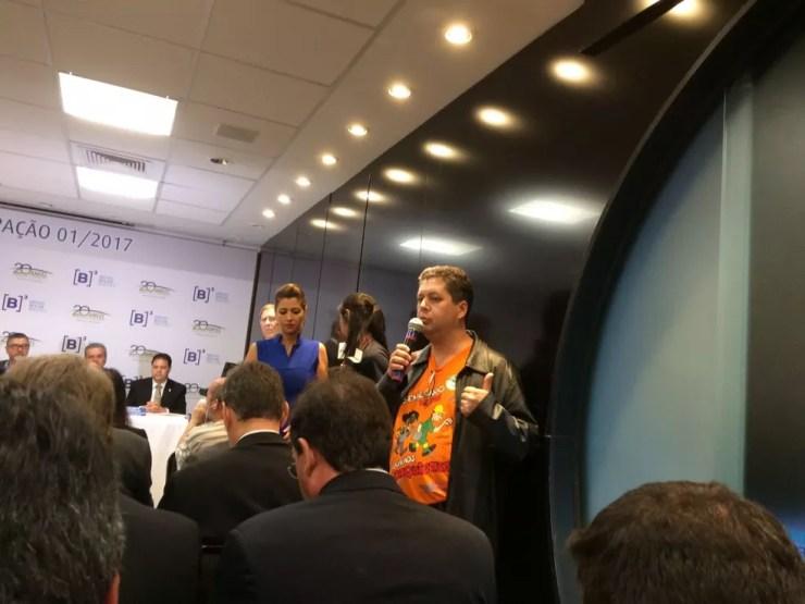 Funcionário da Cemig interrompe coletiva de imprensa para questionar vencedoras sobre tarifas e trabalhadores (Foto: Luísa Melo/G1)