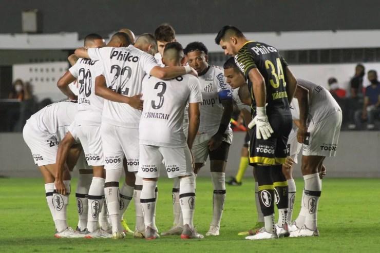 Jogadores do Santos reunidos antes do jogo contra o Fortaleza — Foto: Fernanda Luz/AGIF