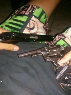 Suspeito postou fotos das armas em sua página na rede social (Foto: Divulgação / Polícia Militar)