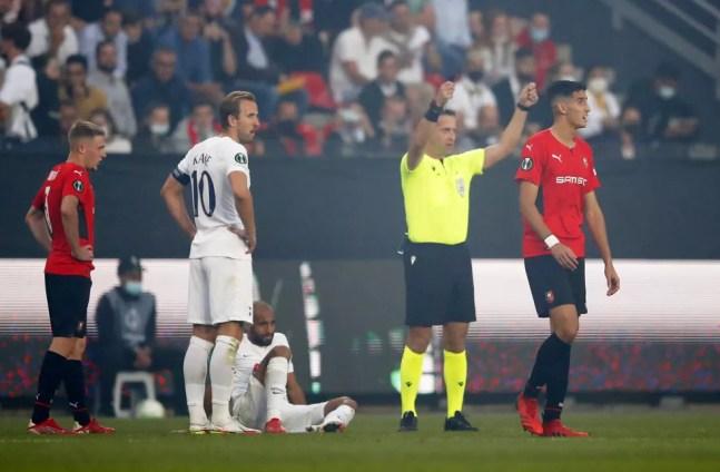 Lucas Moura deixou o jogo do Tottenham contra o Rennes machucado — Foto: REUTERS/Stephane Mahe