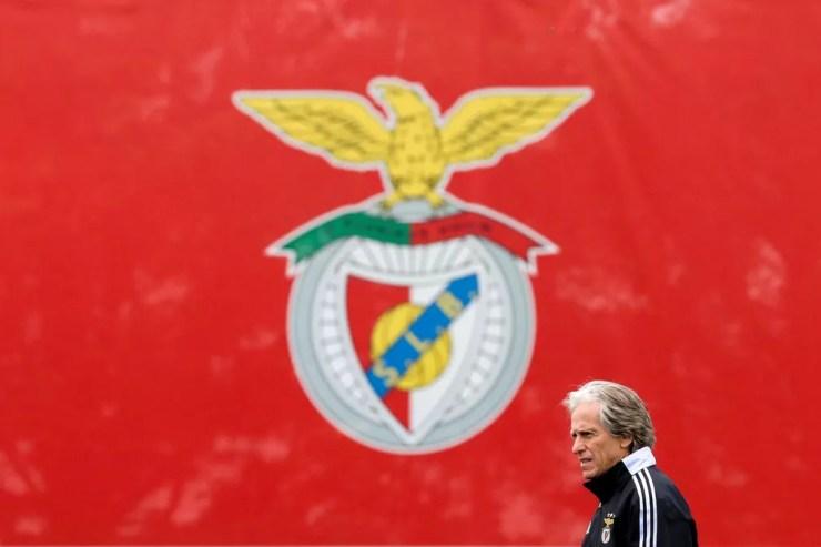 Jorge Jesus, em treino no Benfica antes da partida contra o Dínamo de Kiev — Foto: Manuel de Almeida/EFE