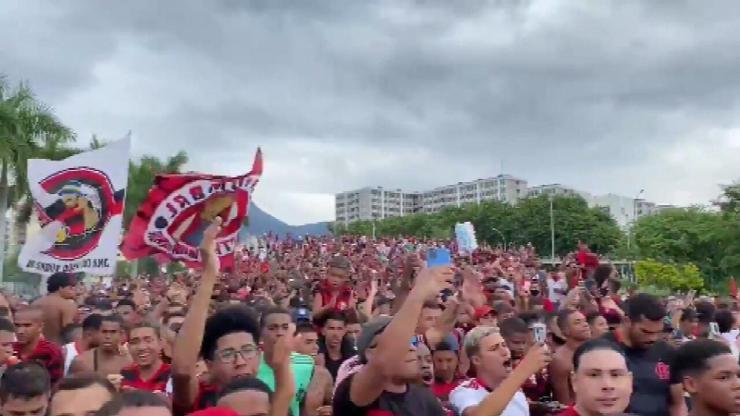 Torcedores do Flamengo chegam ao Maracanã