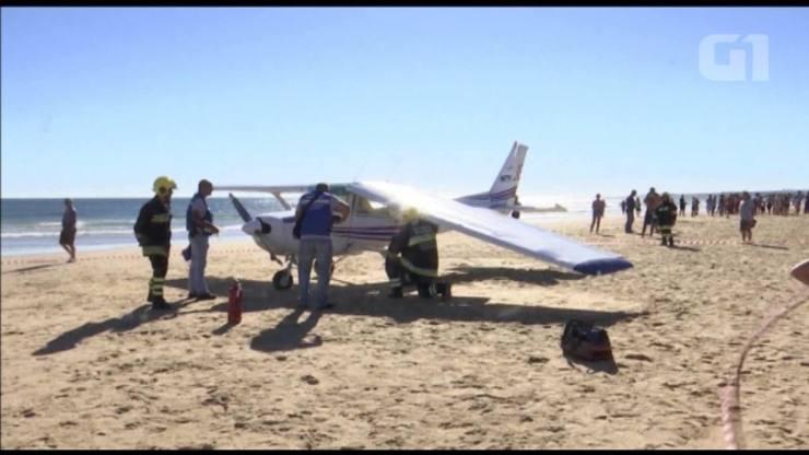Avião faz pouso de emergência em praia de Portugal