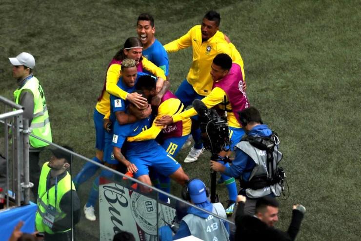 Jogadores comemoram o gol de Philippe Coutinho (Foto: REUTERS/Lee Smith)