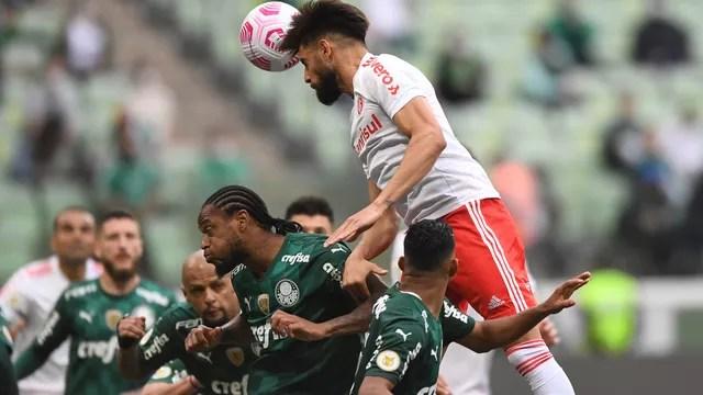 Yuri Alberto tenta o cabeceio contra o Palmeiras