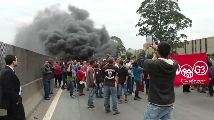 Manifestantes bloqueiam via Dutra (Foto: Reprodução/TV Globo)
