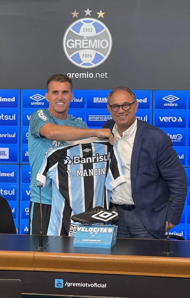 Vagner Mancini é apresentado como novo técnico do Grêmio ao lado do vice-presidente Denis Abrahão — Foto: Reprodução/Twitter Grêmio