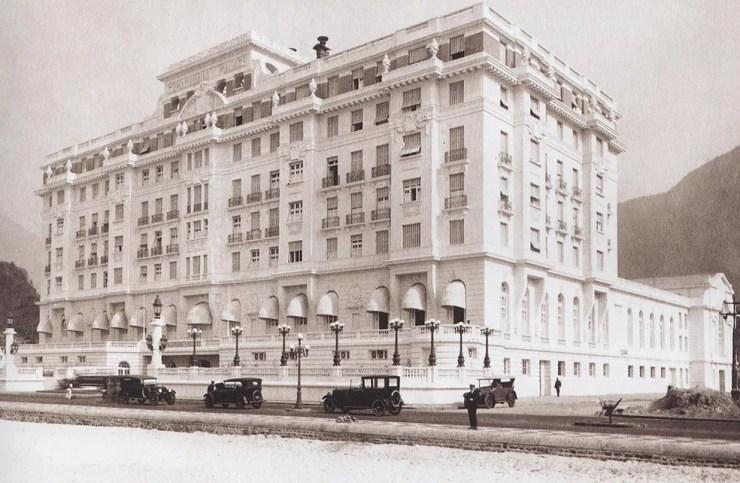 Copacabana Palace foi o primeiro grande edifício de Copacabana. Na foto, ele aparece antes da ampliação da Avenida Atlântica, ainda na década de 1920, cercado apenas de pequenas casas — Foto: W.Kollien/Casa Editorial G. Ermakoff
