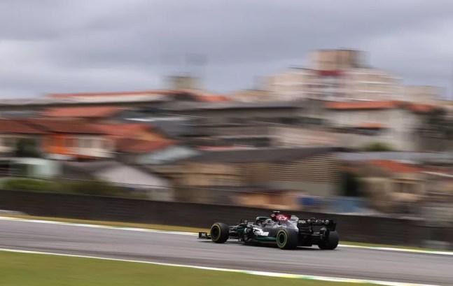 Lewis Hamilton fez o melhor tempo no Q2 na definição do grid da corrida classificatória pro GP de São Paulo da F1 — Foto:  Lars Baron/Getty Images