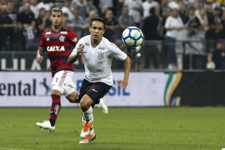 Jadson, meia do Corinthians, em ação na partida contra o Flamengo — Foto: Rodrigo Gazzanel / Ag.Corinthians