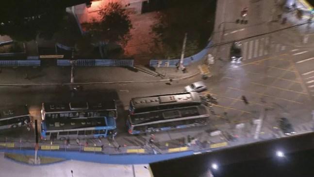 Ônibus incendiados na Avenida Cupecê, Zona Sul da cidade de SP — Foto: TV Globo