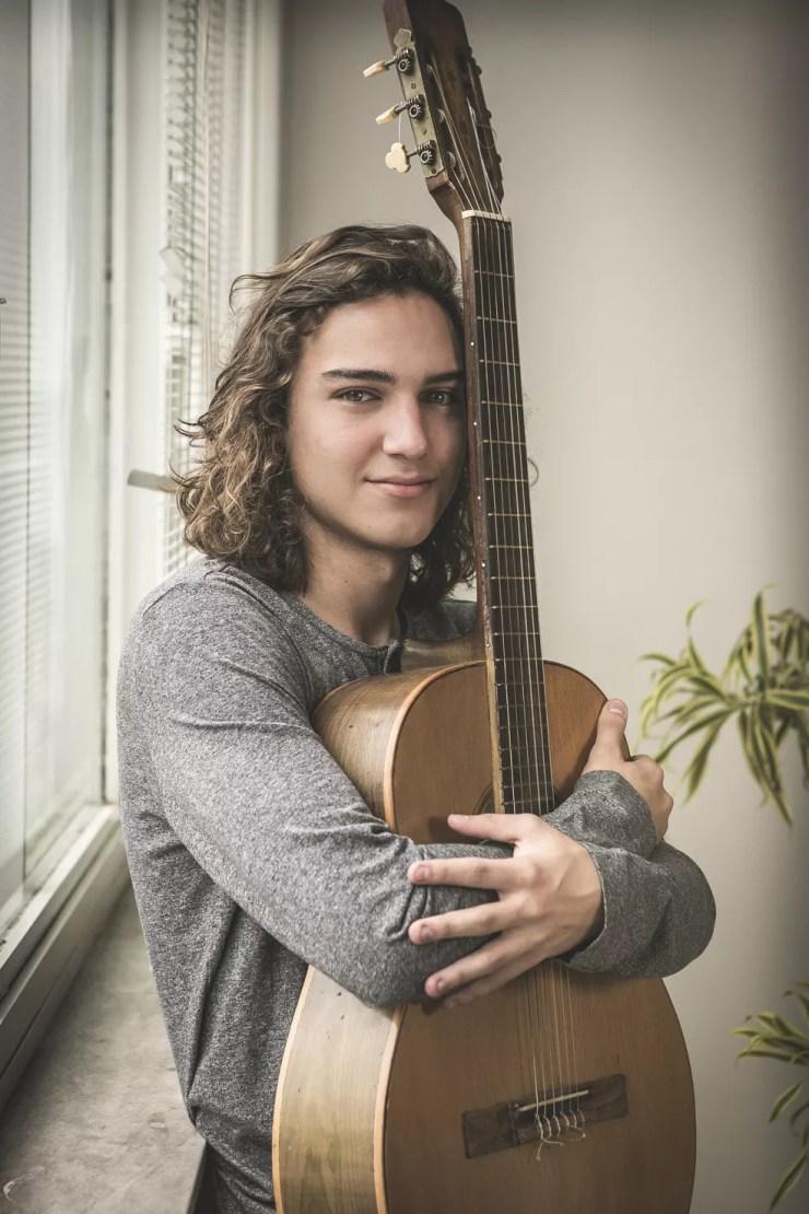 Ator aprendeu a tocar violão na adolescência e já escreveu samba e compôs canções (Foto: Isabella Pinheiro/Gshow)