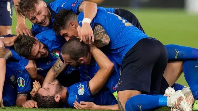 Italianos comemoram com Locatelli o segundo gol da Itália contra a Suíça