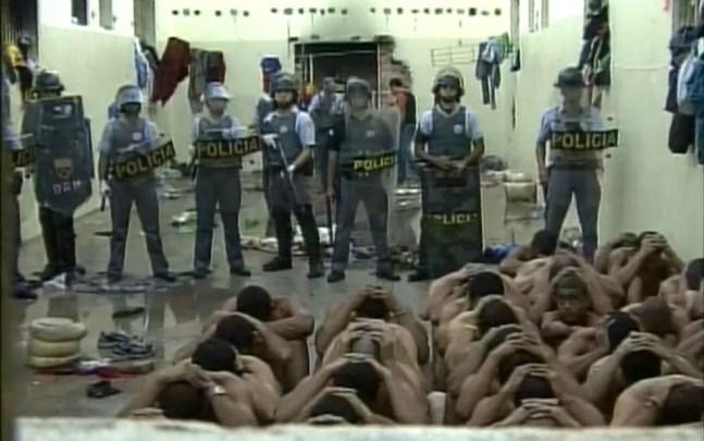Polícia Militar dentro de presídio rebelado durante onda de violência no estado de São Paulo, em maio de 2006 — Foto: Reprodução TV Globo