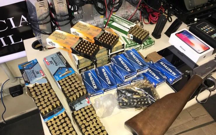Armas e munições apreendidas na Operação Ouro Branco (Foto: Amós Alexandre/GloboNews)