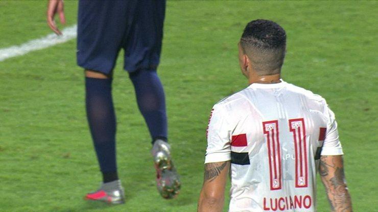 Fernando Diniz dá bronca em Luciano, após o jogador cometer pênalti