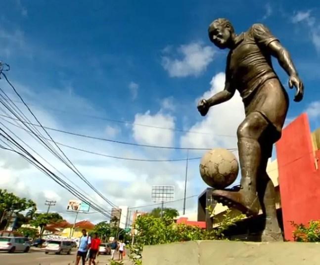 Hoje, Ademir Menezes está eternizado com uma estátua na sede do Sport — Foto: Reprodução/TV Globo