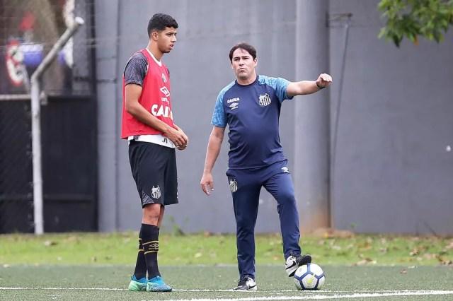 Kaique Rocha ao lado do técnico Luciano Santos — Foto: Pedro Ernesto Guerra Azevedo/Santos FC