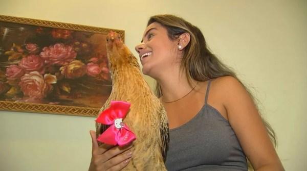 Família de Mirassol (SP) adotou galinha que torna os dias de Arthur mais alegres (Foto: Reprodução/TV TEM)